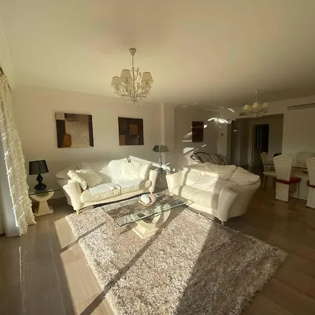Sunny Retreat With Stunning View *