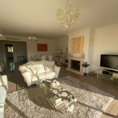 Sunny Retreat With Stunning View شقة *